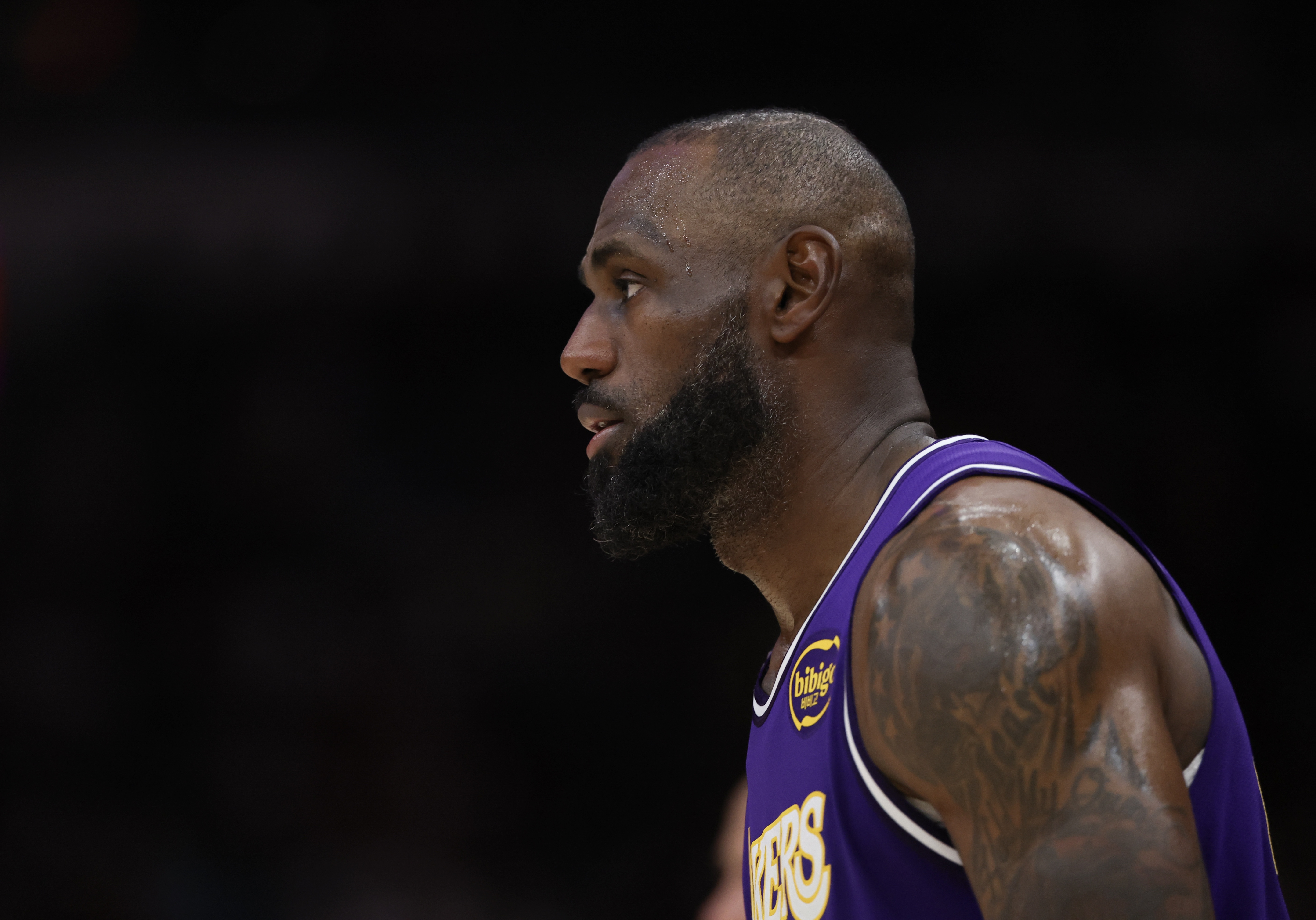 开云体育app-15季后赛欧文&amp;乐福受伤&amp;21浓眉受伤！詹媒：为何是詹姆斯来承受？